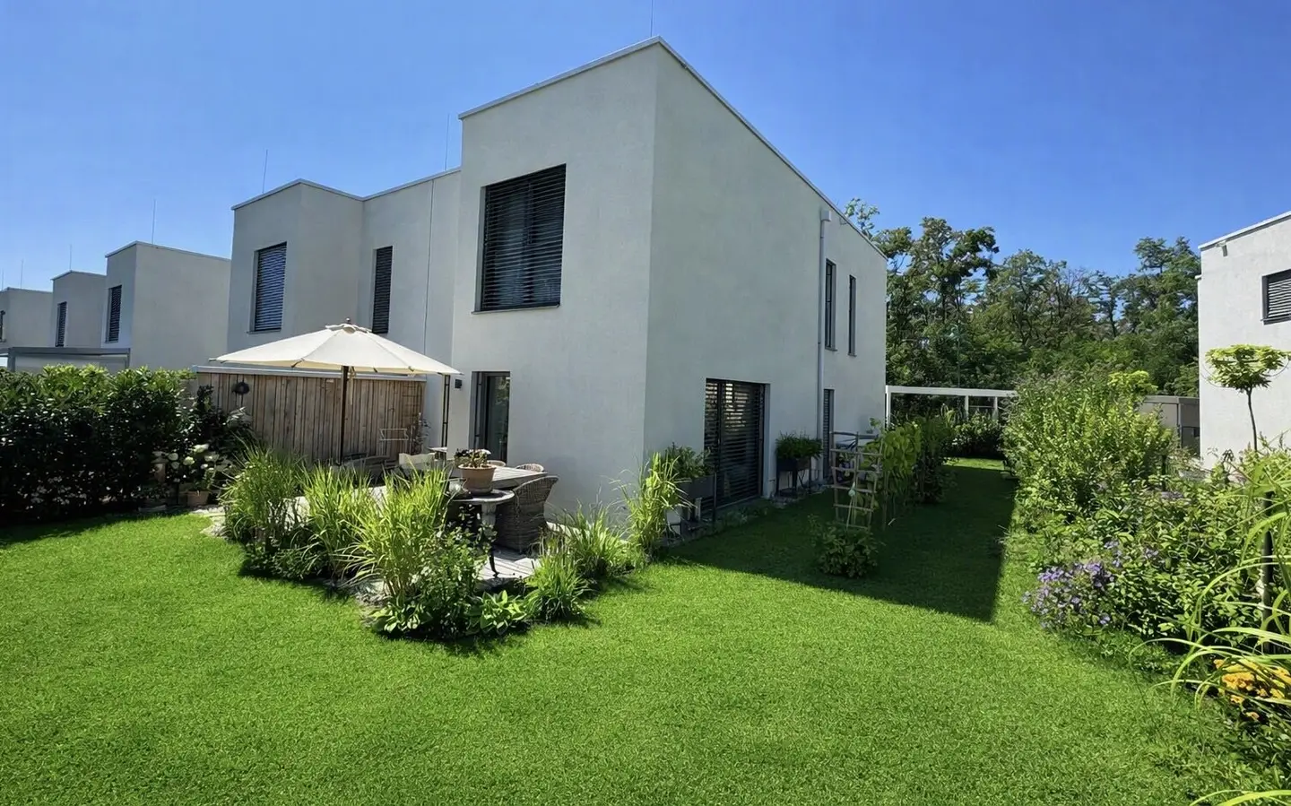 HIGH-QUALITY LAKE HOUSE WITH PRIVATE LAKE ACCESS AND GARDEN - 35 MIN FROM VIENNA
