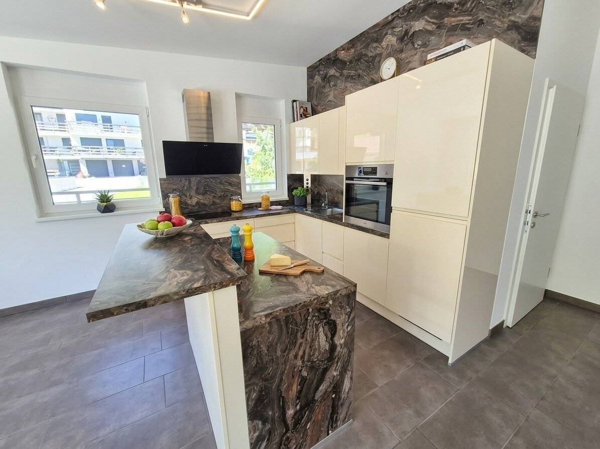 Top-Gelegenheit ! Neuwertige Penthouse-Wohnung mit 2 Tiefgaragenabstellplätzen.