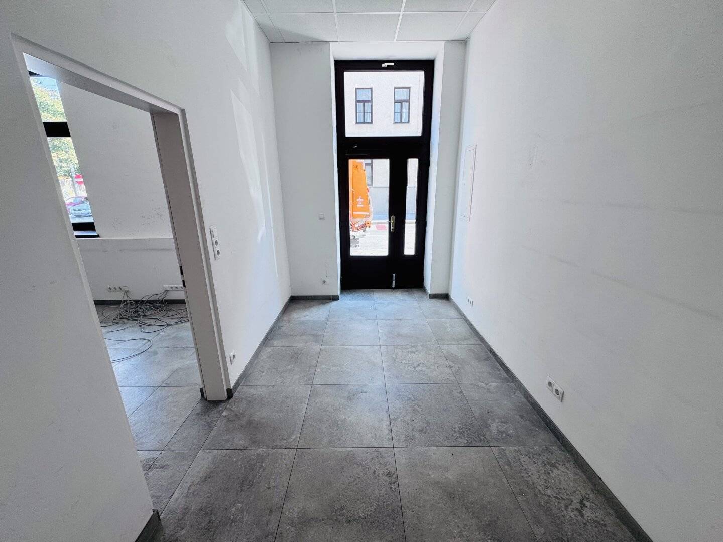 Well-maintained commercial space 208m² with terrace 1100 Vienna