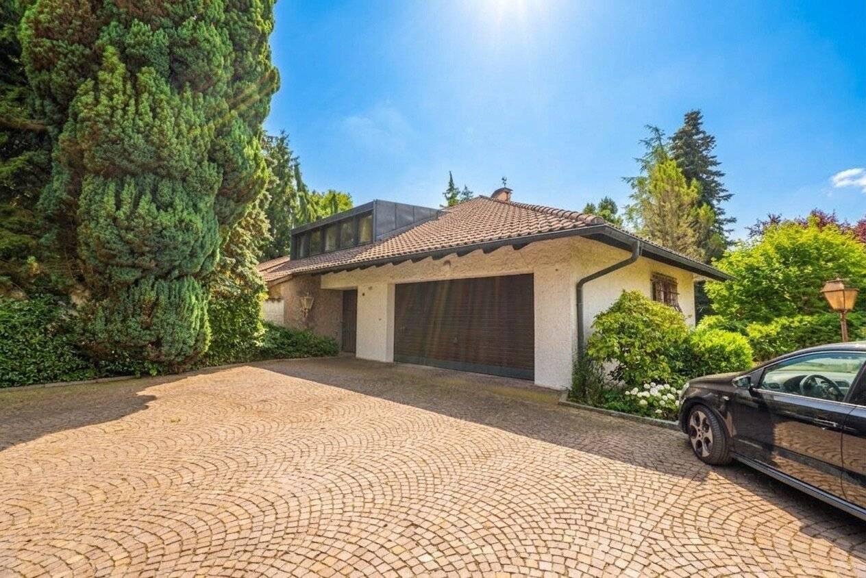 Exklusive Villa mit privatem Wellness- und Indoor-Poolbereich auf parkähnlichem Grundstück in Lustenau