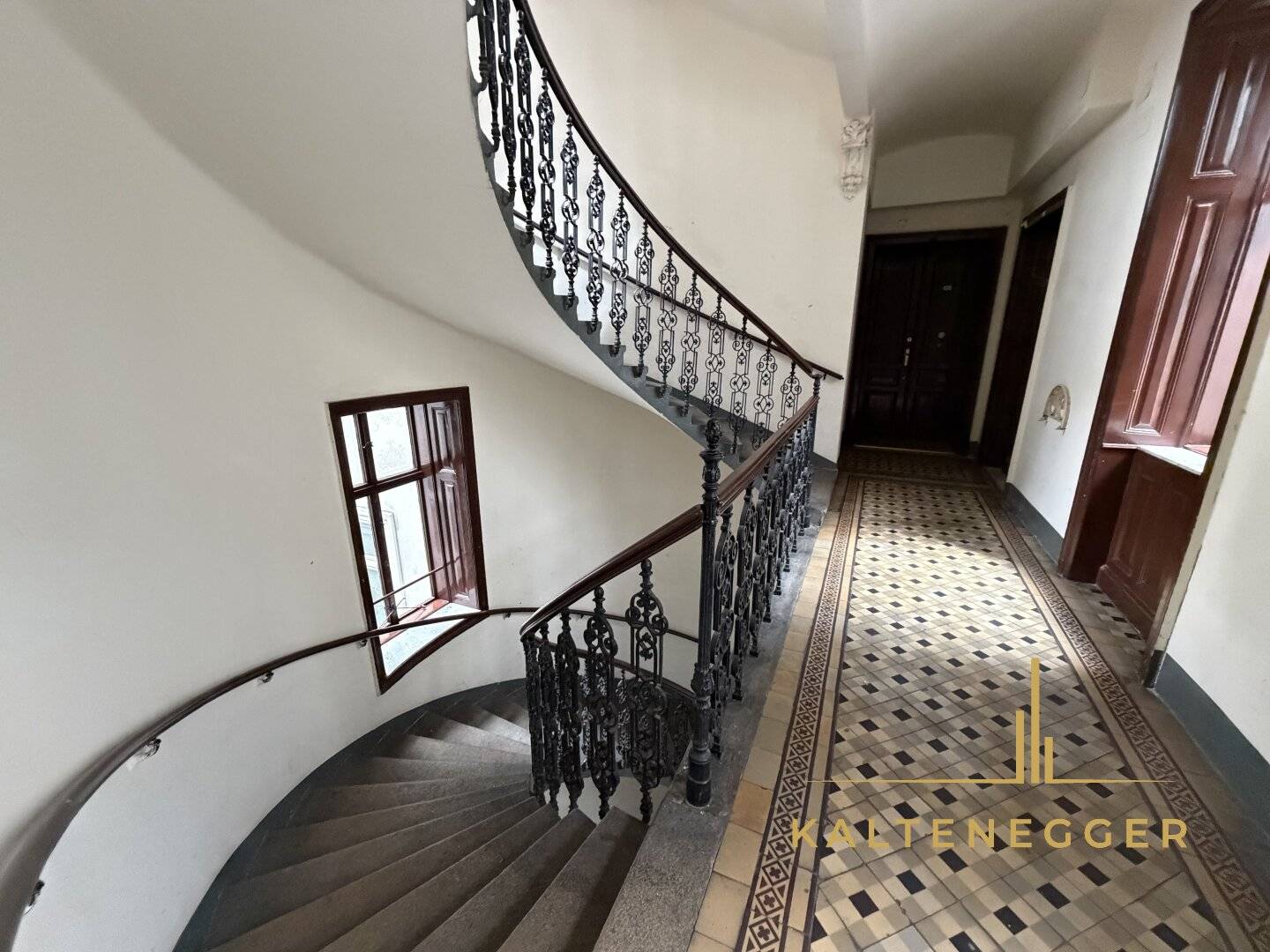 Gründerzeit tenement house near Augarten with approx. 40% vacancy and attic development concept