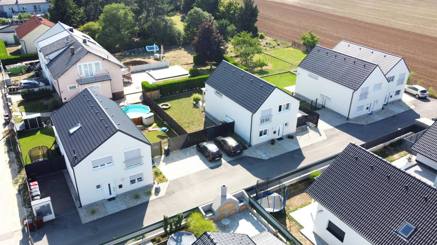 Single family houses in green quiet location