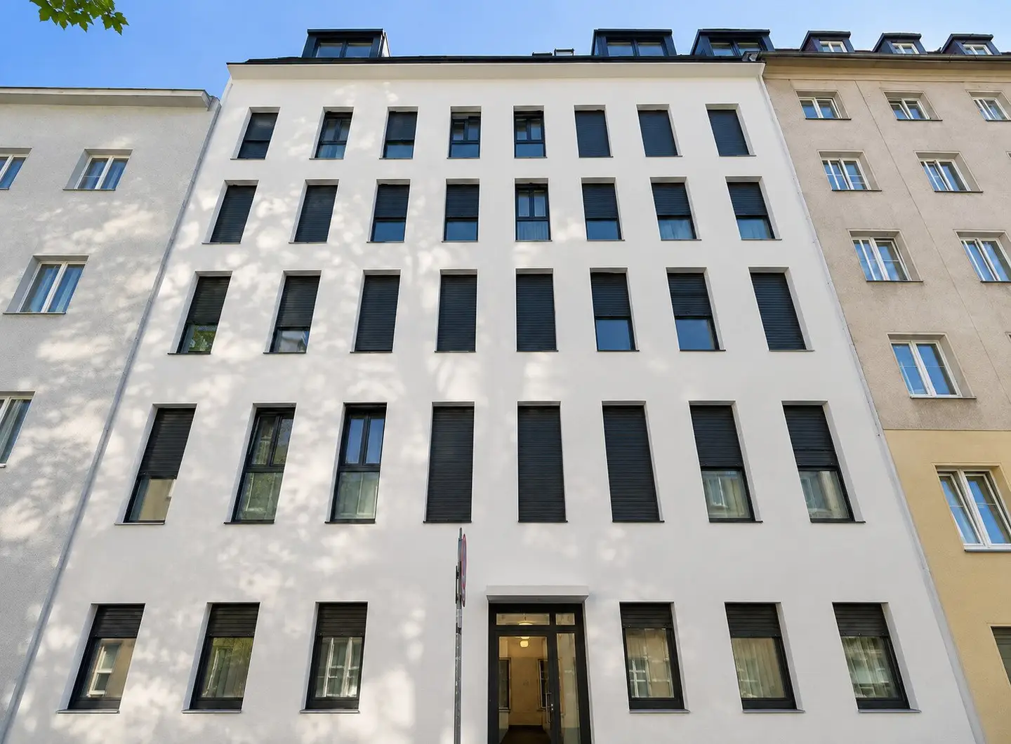 Modern city apartment in revitalised building – pedestrian zone and U1 Keplerplatz