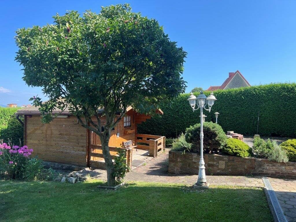 Leicht sanierungsbedürftiges Einfamilienhaus in toller sonnigen Aussichtslage