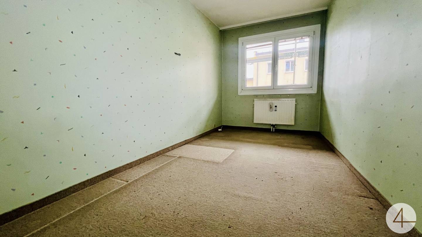 Lightly in need of renovation - Morning sun on the loggia - Green distant view - Quiet location - Good room layout - Top infrastructure