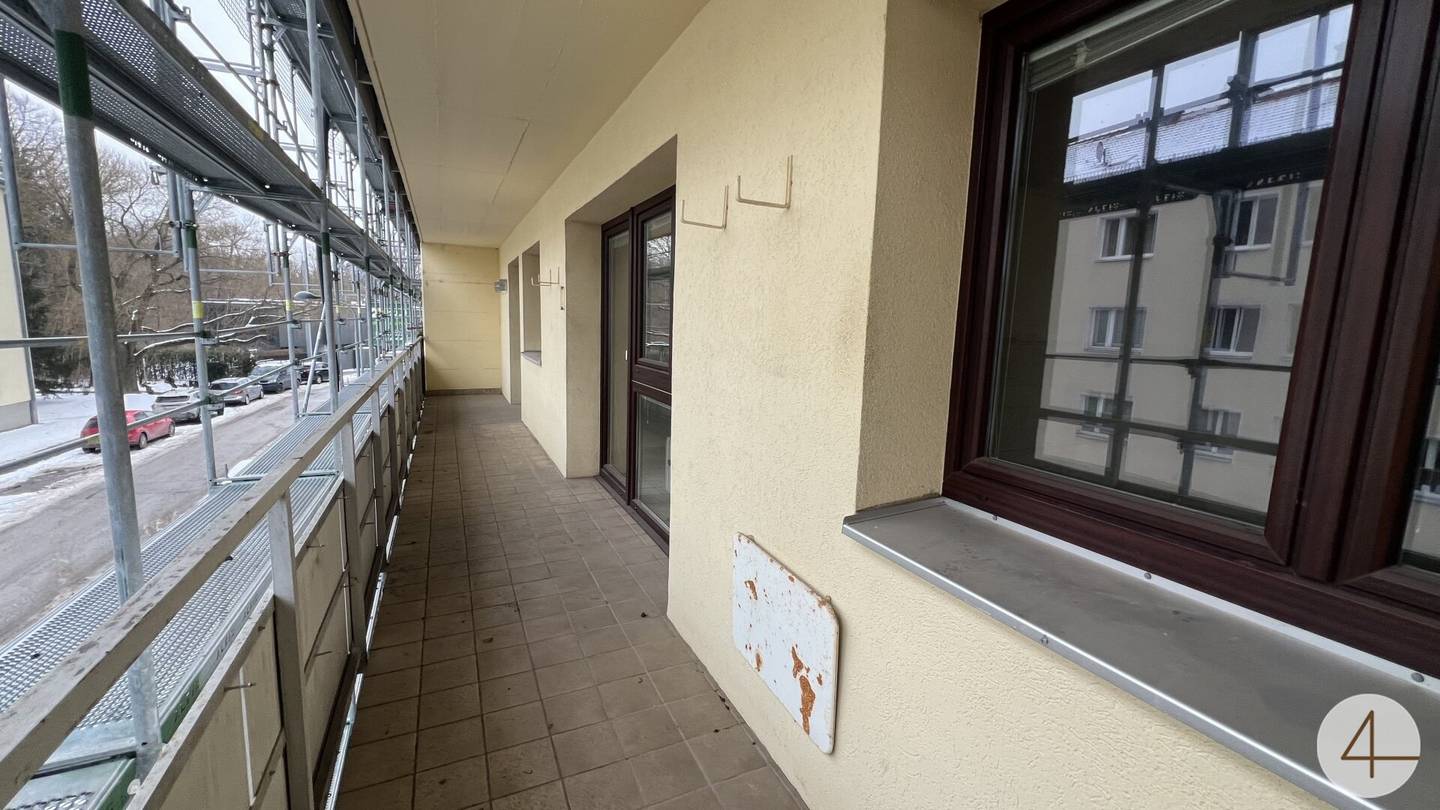 Lightly in need of renovation - Morning sun on the loggia - Green distant view - Quiet location - Good room layout - Top infrastructure