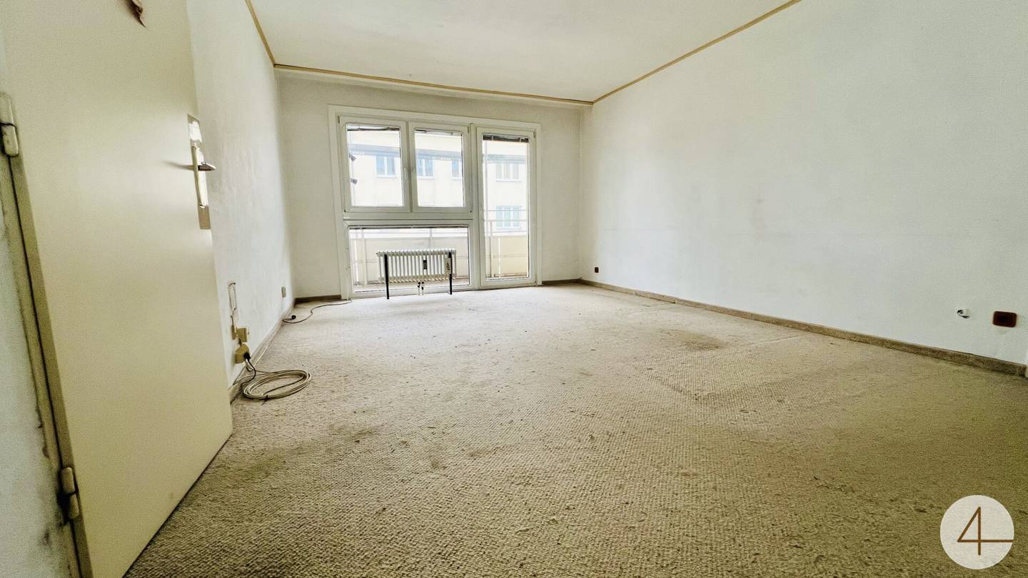 Lightly in need of renovation - Morning sun on the loggia - Green distant view - Quiet location - Good room layout - Top infrastructure
