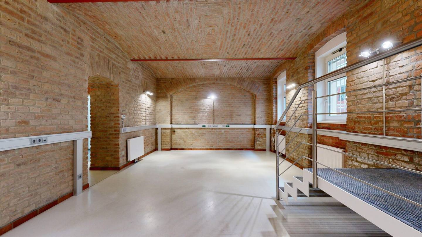 Trendy commercial space / shop / office in top location | brick vaulted ceiling | renovated old building