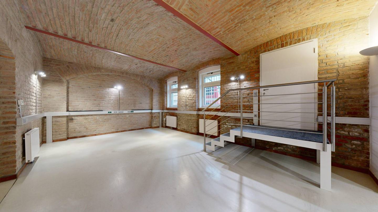 Trendy commercial space / shop / office in top location | brick vaulted ceiling | renovated old building