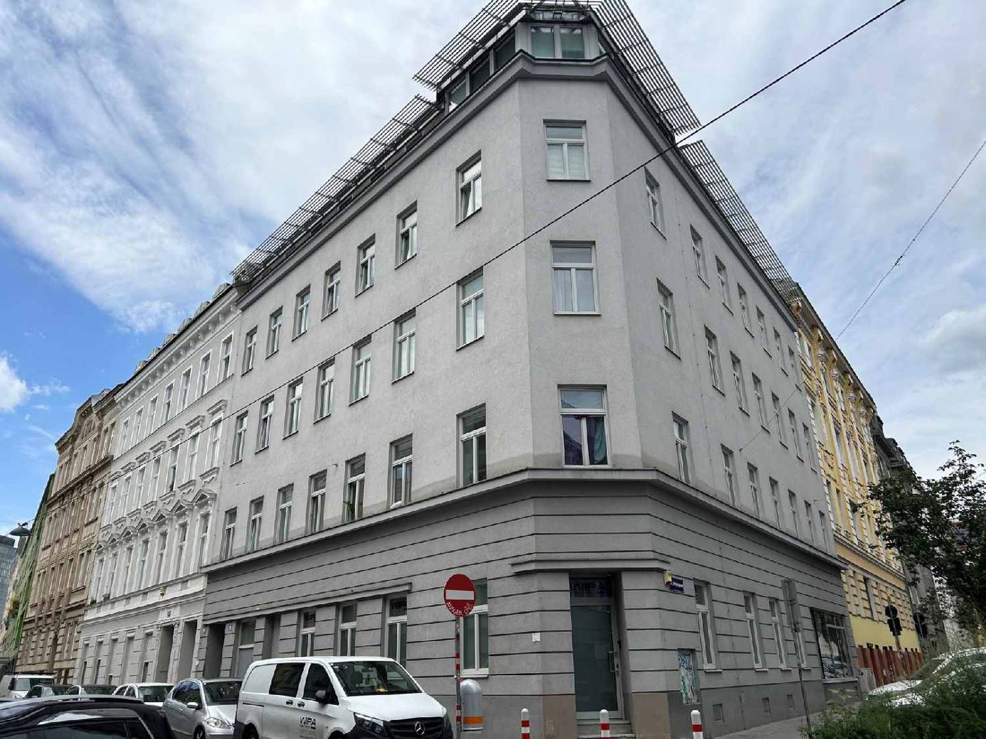 Bright commercial space with storage Wohnung