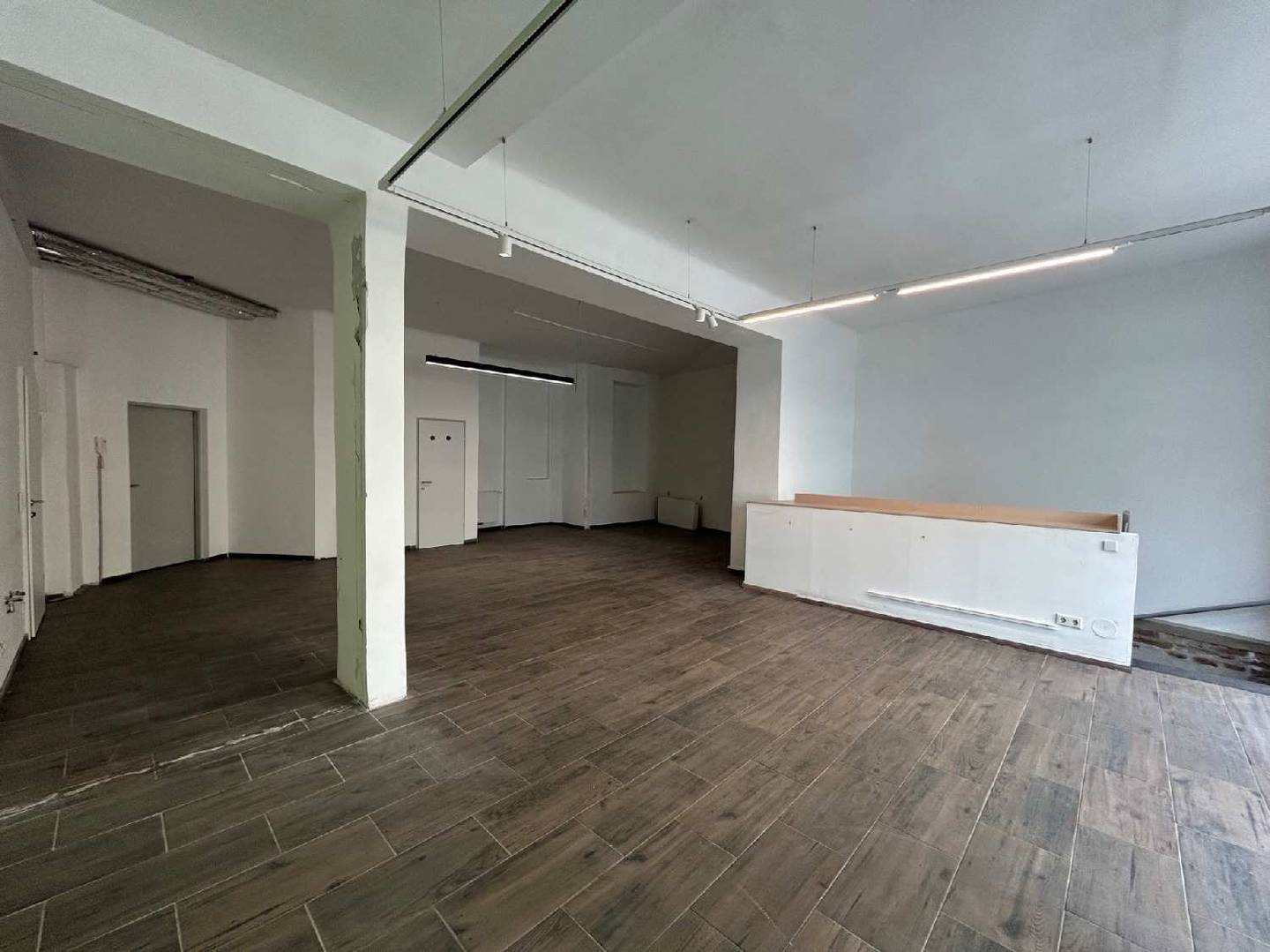 Bright commercial space with storage Wohnung