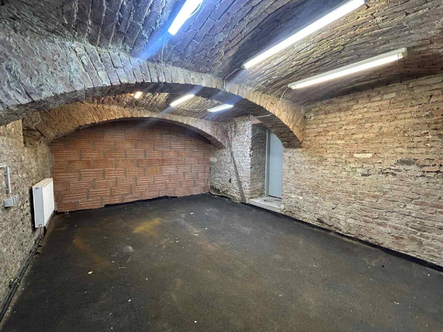 Bright commercial space with storage Wohnung