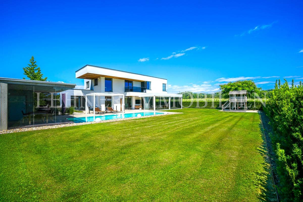 Hochwertige Wohnung mit Überlaufpool und Sommergarten
