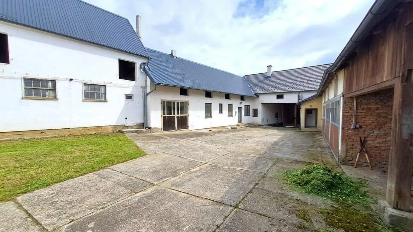 Wohnung in courtyard property with large barn and garage
