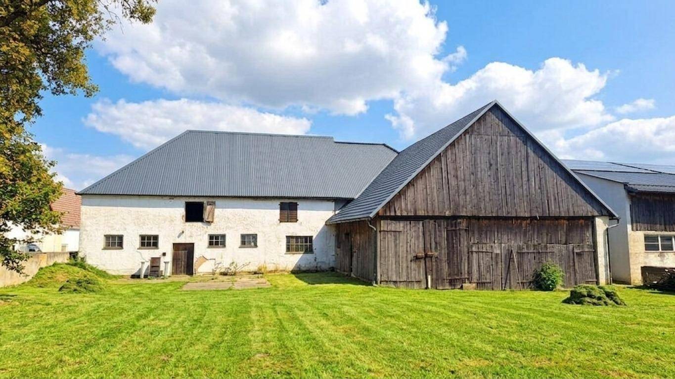 Wohnung im Vierkanthof mit großem Stadel und Garage