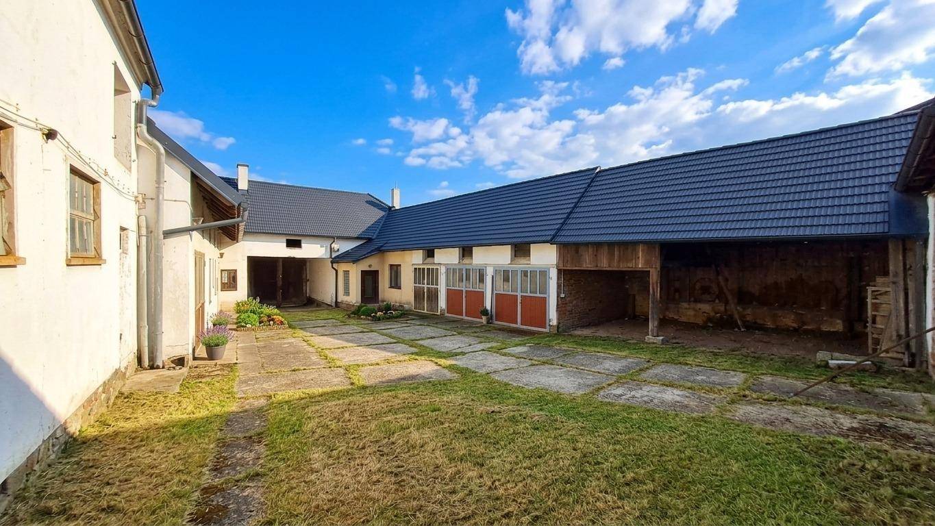 Wohnung im Vierkanthof mit großem Stadel und Garage