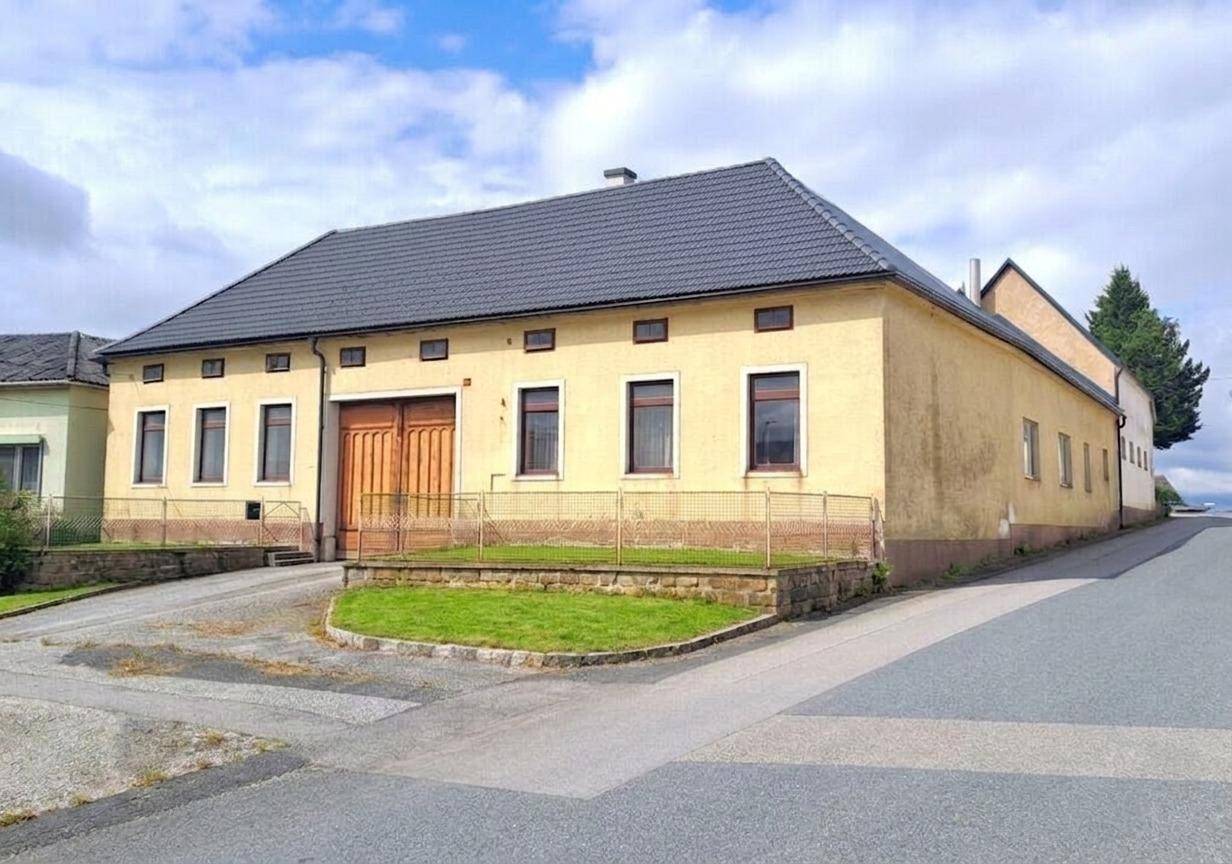 Wohnung im Vierkanthof mit großem Stadel und Garage