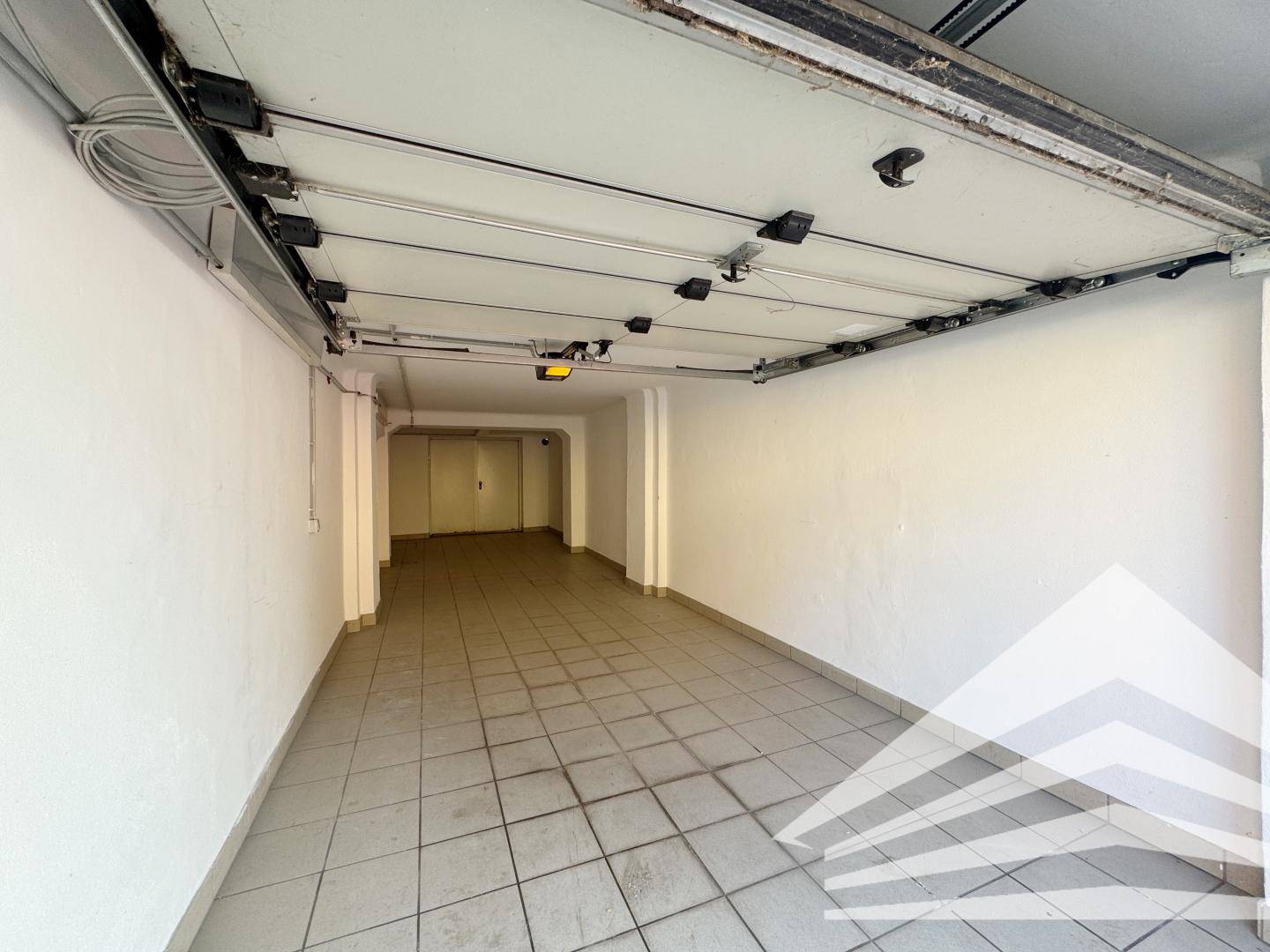 Weather protected double garage on the outskirts Apartment