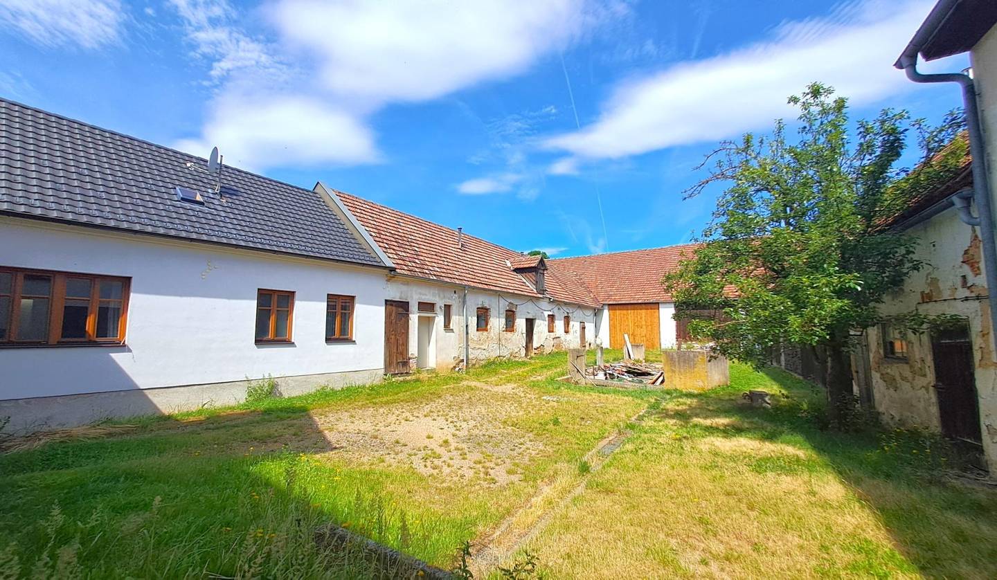 Renoviertes Hofensemble mit großer Wiese Wohnung