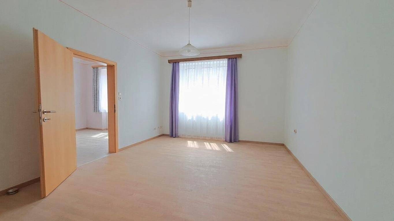 Wohnung mit großen Nebengebäuden und Obstgarten