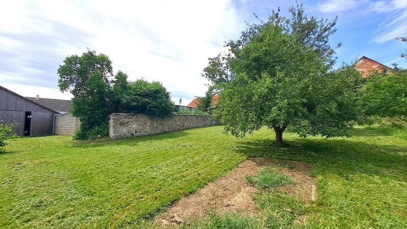 Wohnung mit großen Nebengebäuden und Obstgarten