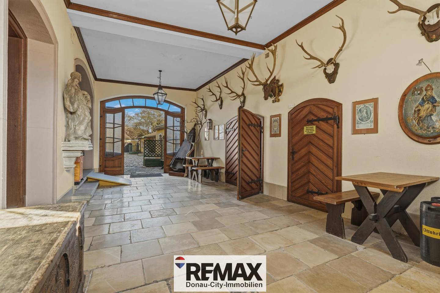 Historic apartment with high development potential