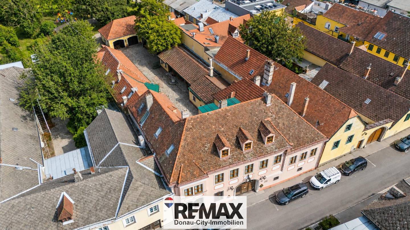 Historic apartment with high development potential