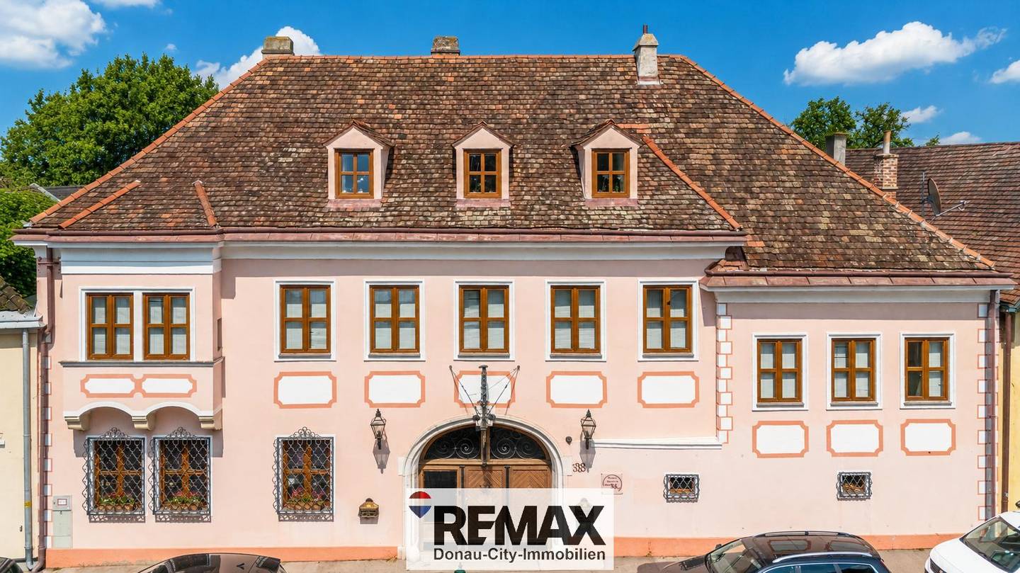 Historic apartment with high development potential