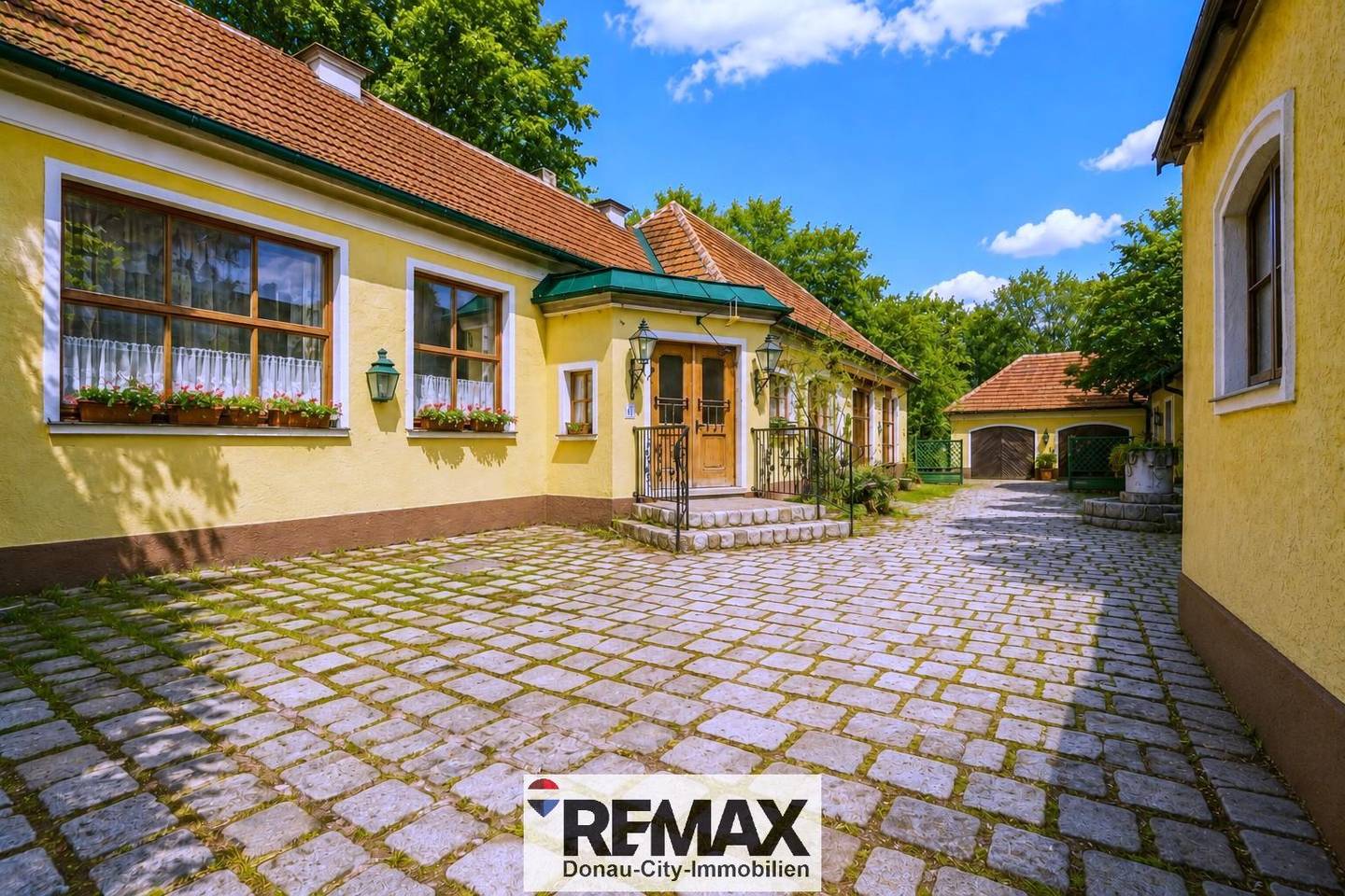 Historic apartment with high development potential