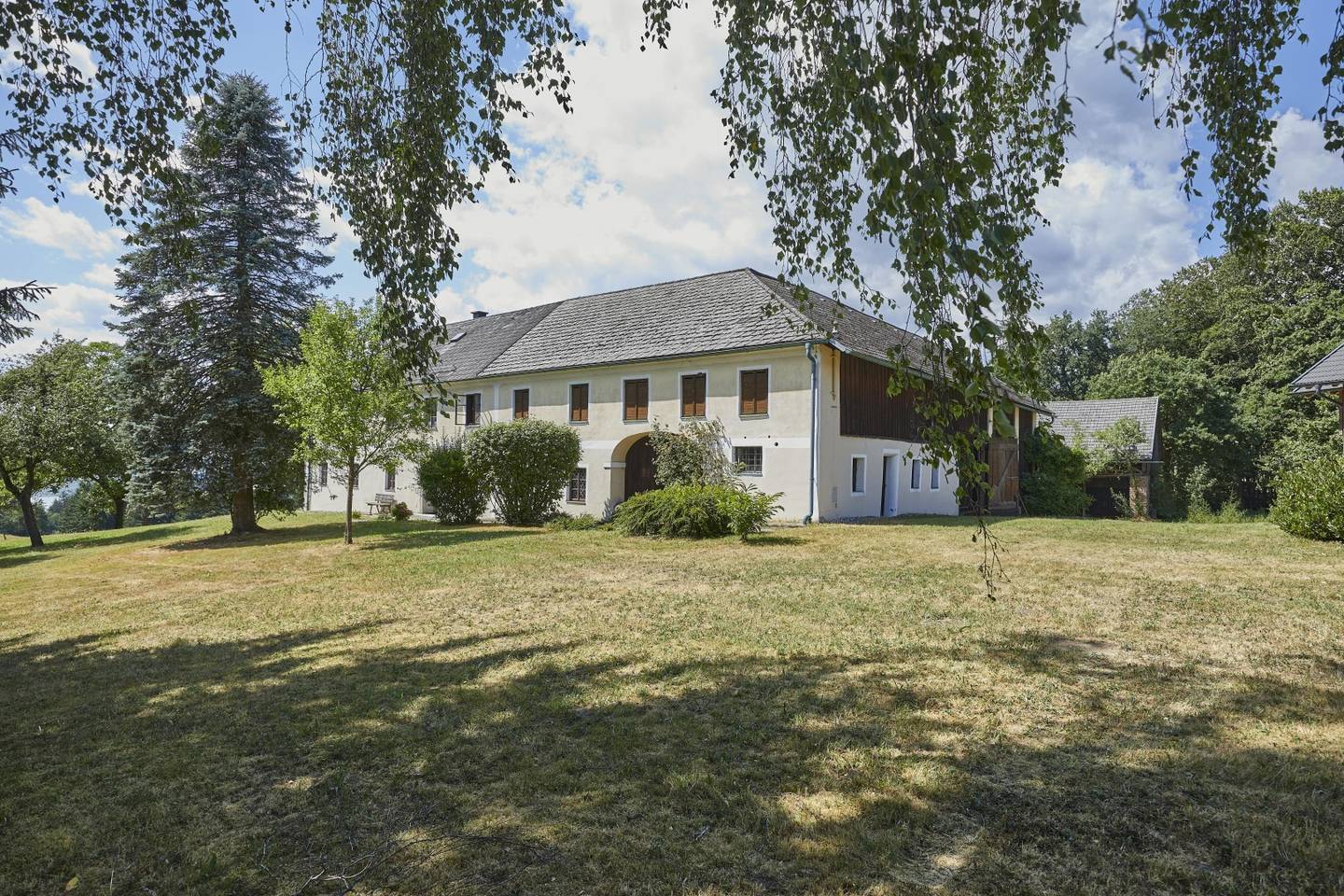Charmante Wohnung in ruhiger Lage mit Garten und Fernblick