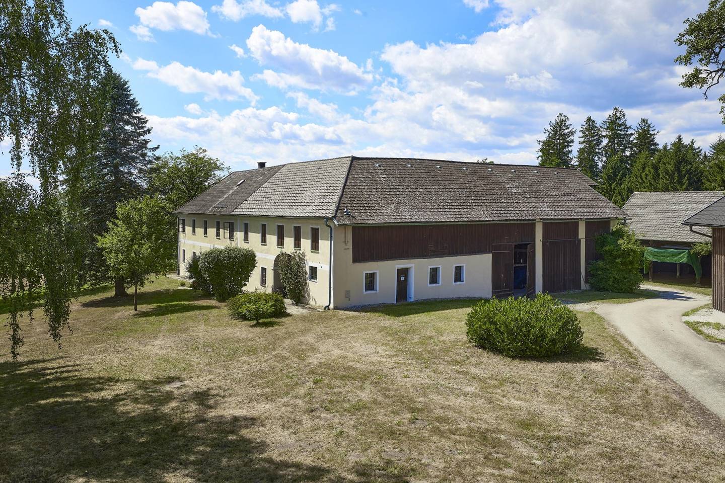 Charmante Wohnung in ruhiger Lage mit Garten und Fernblick