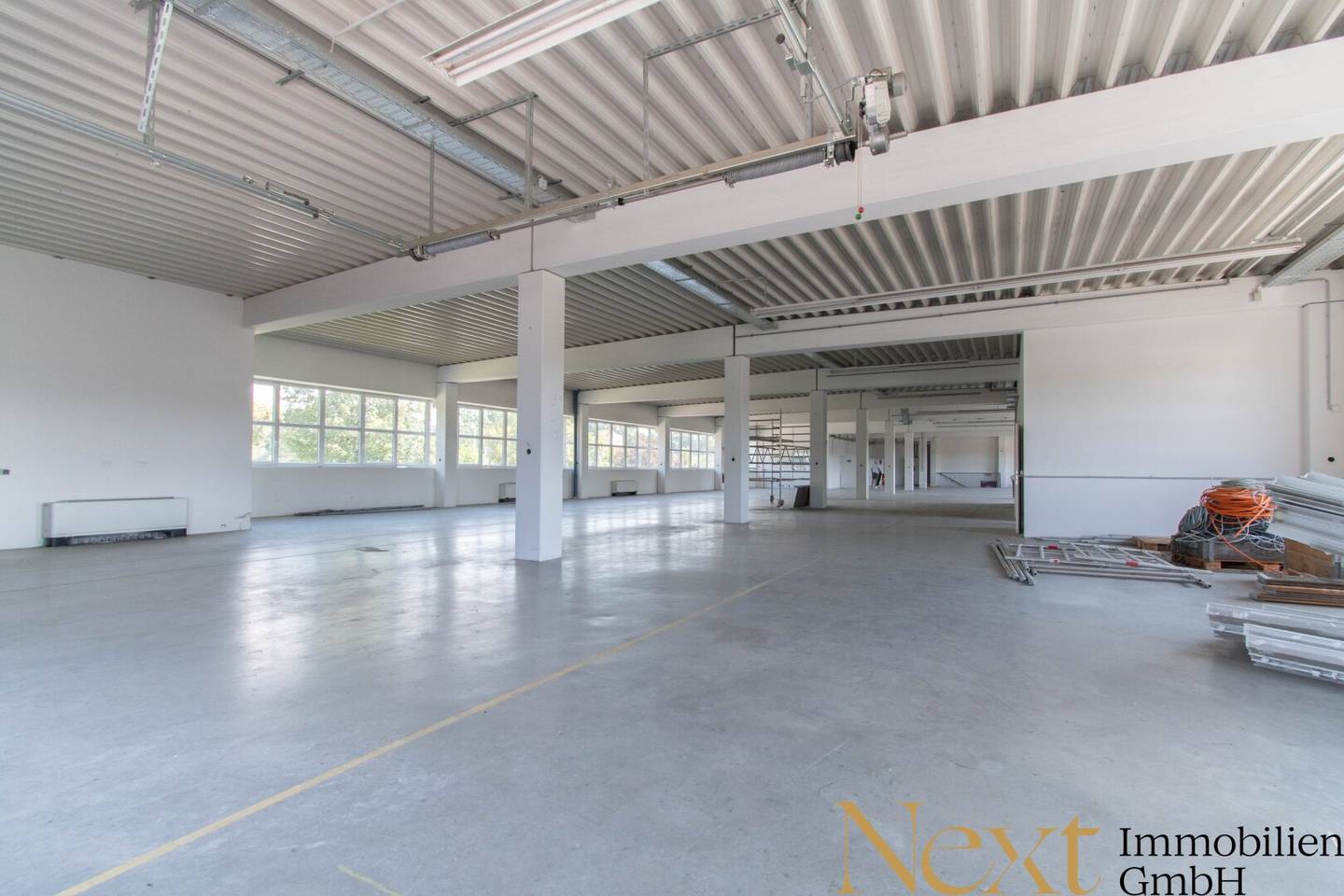 Spacious warehouse + office with approx. 871m² usable area and freight elevator for rent in Leonding