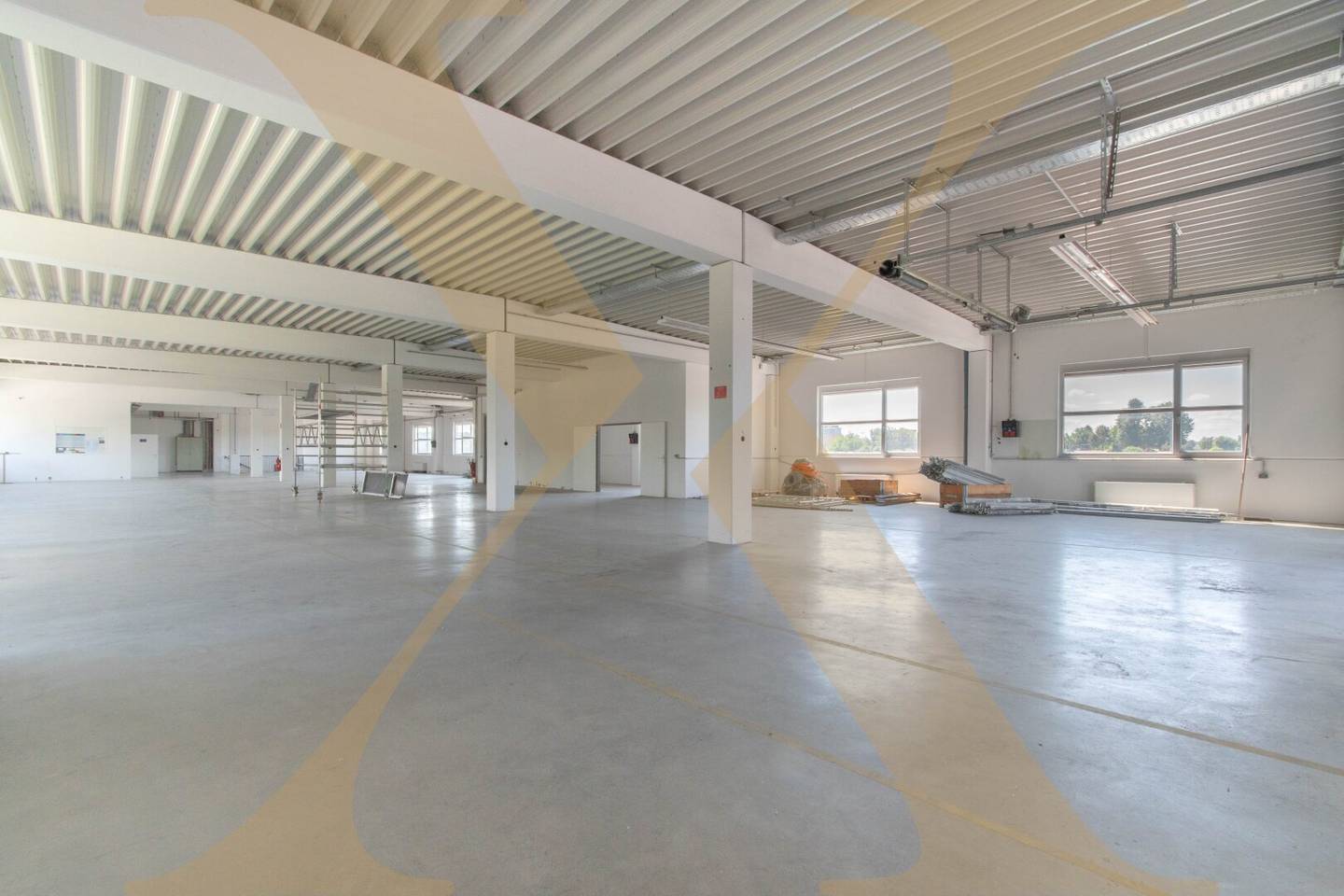 Spacious warehouse + office with approx. 871m² usable area and freight elevator for rent in Leonding