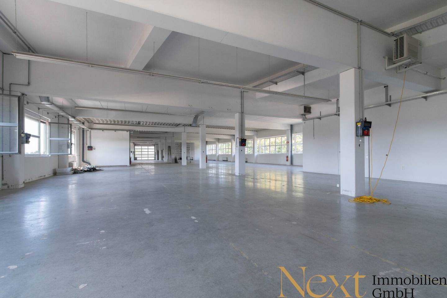 Spacious warehouse + office with approx. 871m² usable area and freight elevator for rent in Leonding