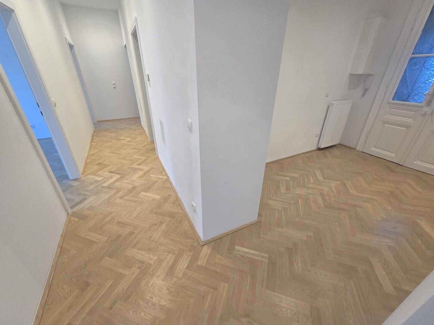 Stylish living or working, High-quality renovated 4-room oasis near Schönbrunn Palace, Balcony and loggia, with two separate entrances, optimal transport connections