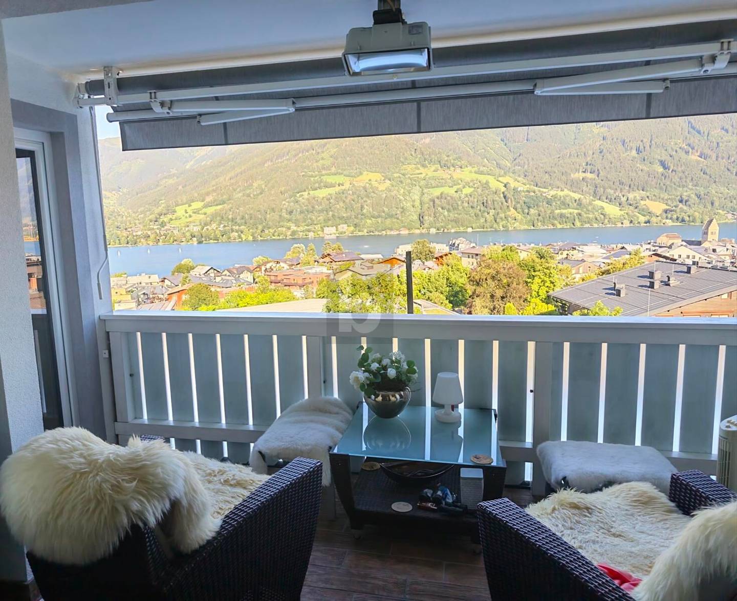 Apartment with lake view and sunny balcony