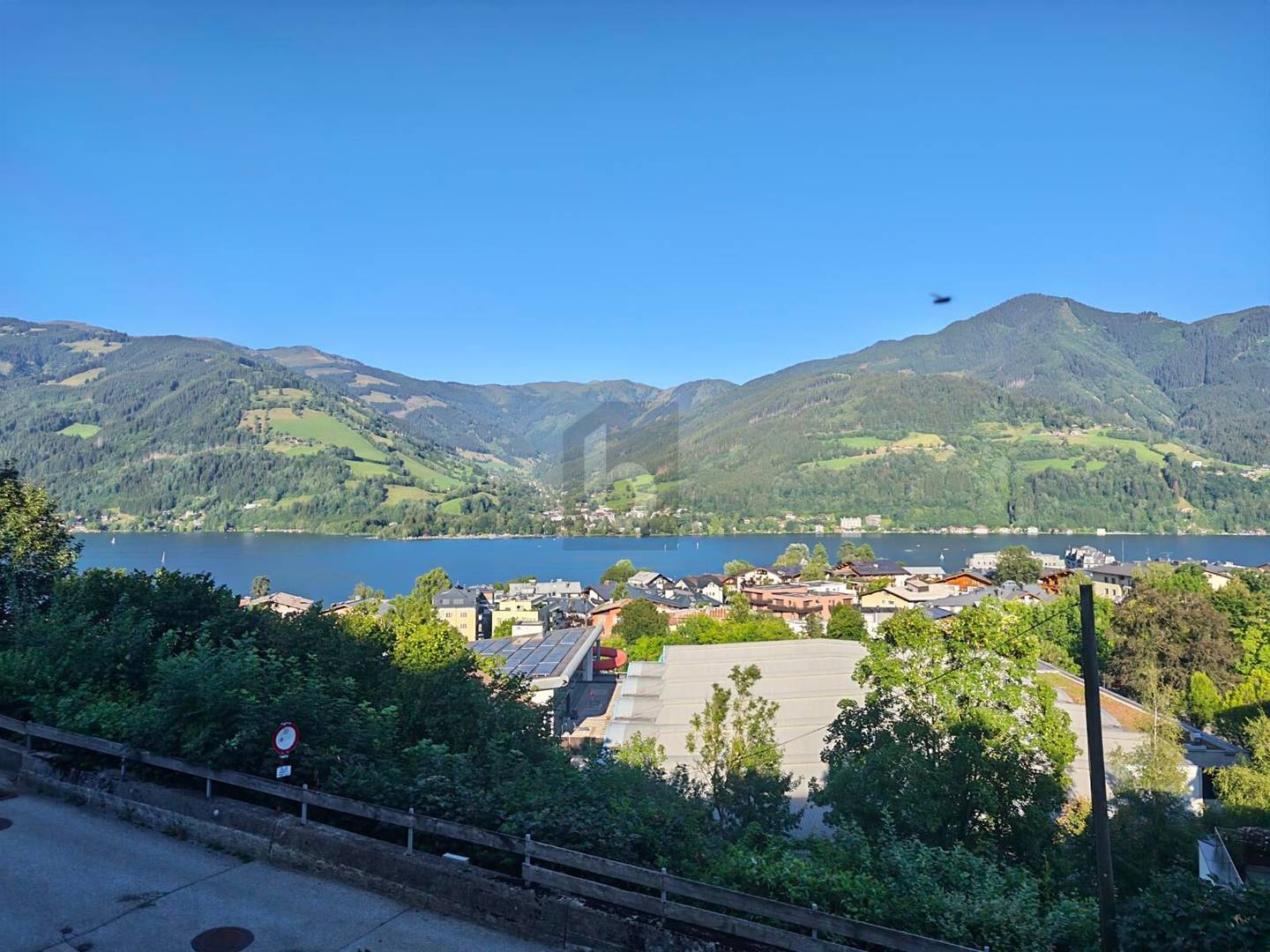 Apartment with lake view and sunny balcony