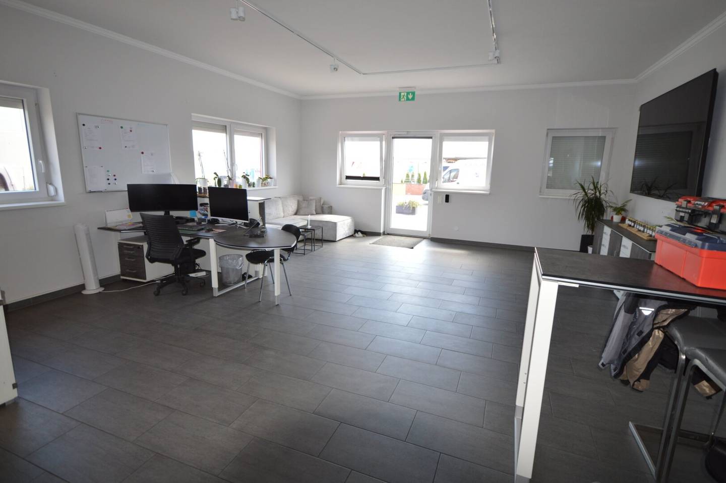 Top-Gewerbeobjekt mit 2 Hallen, Büro und Freifläche !