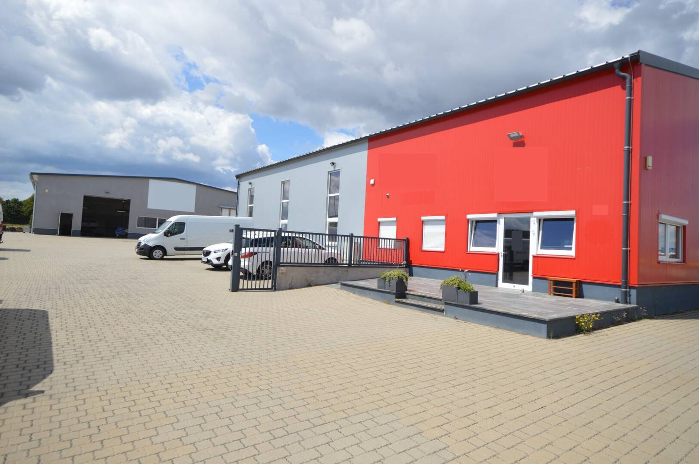 Top-Gewerbeobjekt mit 2 Hallen, Büro und Freifläche !