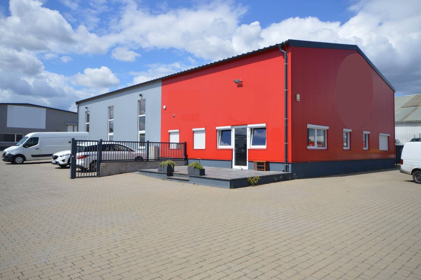 Top-Gewerbeobjekt mit 2 Hallen, Büro und Freifläche !