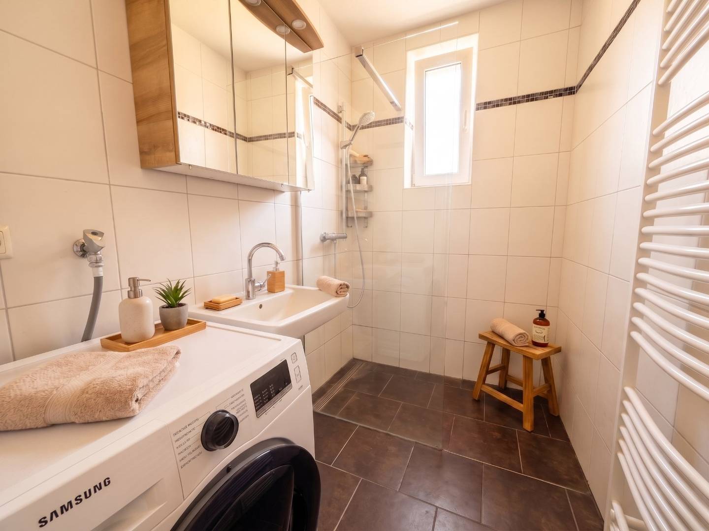 Saniert mit Doppelgarage und großem Garten Familienwohnung