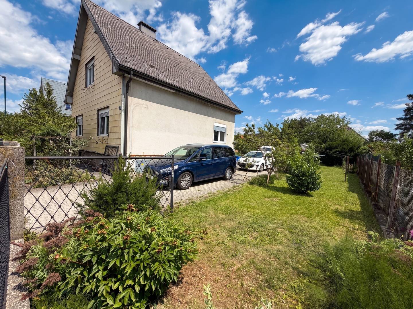 Saniert mit Doppelgarage und großem Garten Familienwohnung