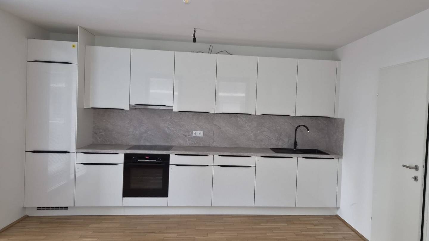 Beautiful 2-room apartment Loggia Parking space available immediately