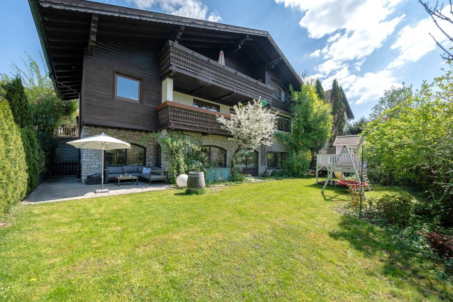 Aigen - Großes Mehrfamilienhaus