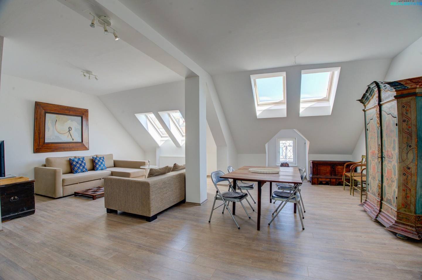Exklusives Dachgeschossjuwel in begehrter Gersthof-Lage – Absolute Ruhe und viel Potenzial