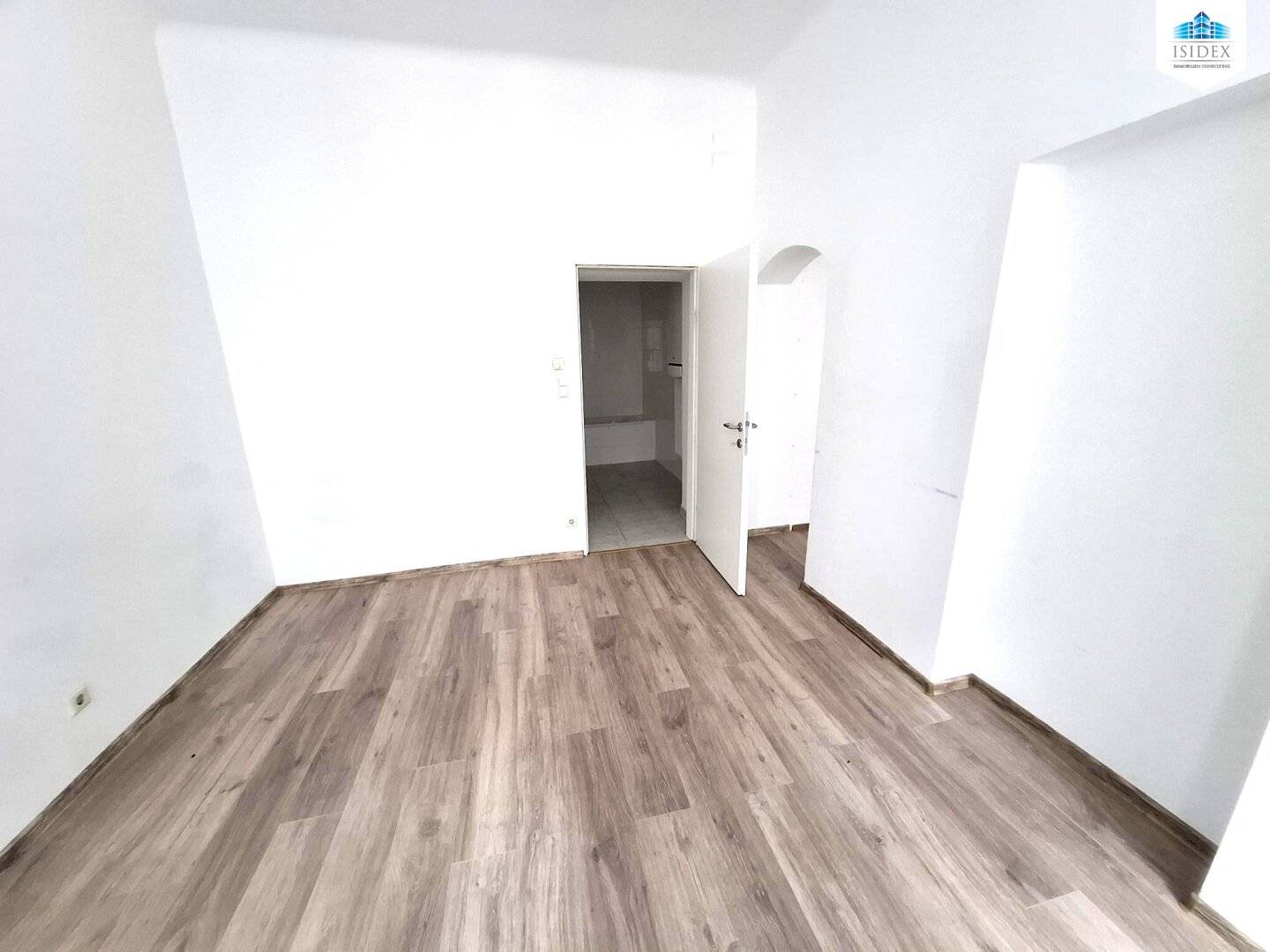 Partially renovated apartment in an emerging residential area