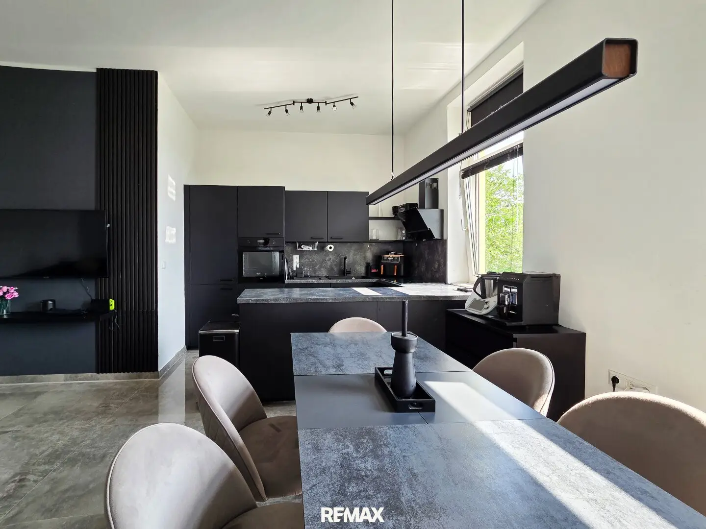 Modernly renovated stylish 2-room apartment with communal garden