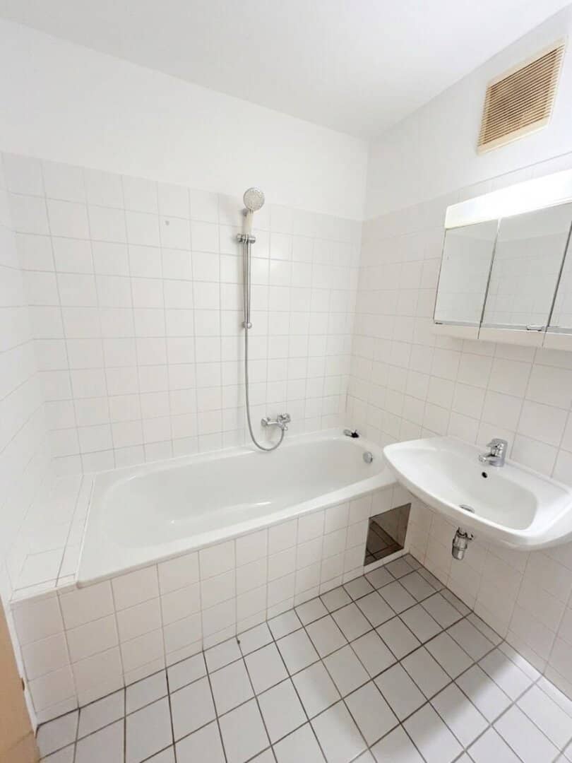 1.5-room apartment with ideal layout and distant view Free rent