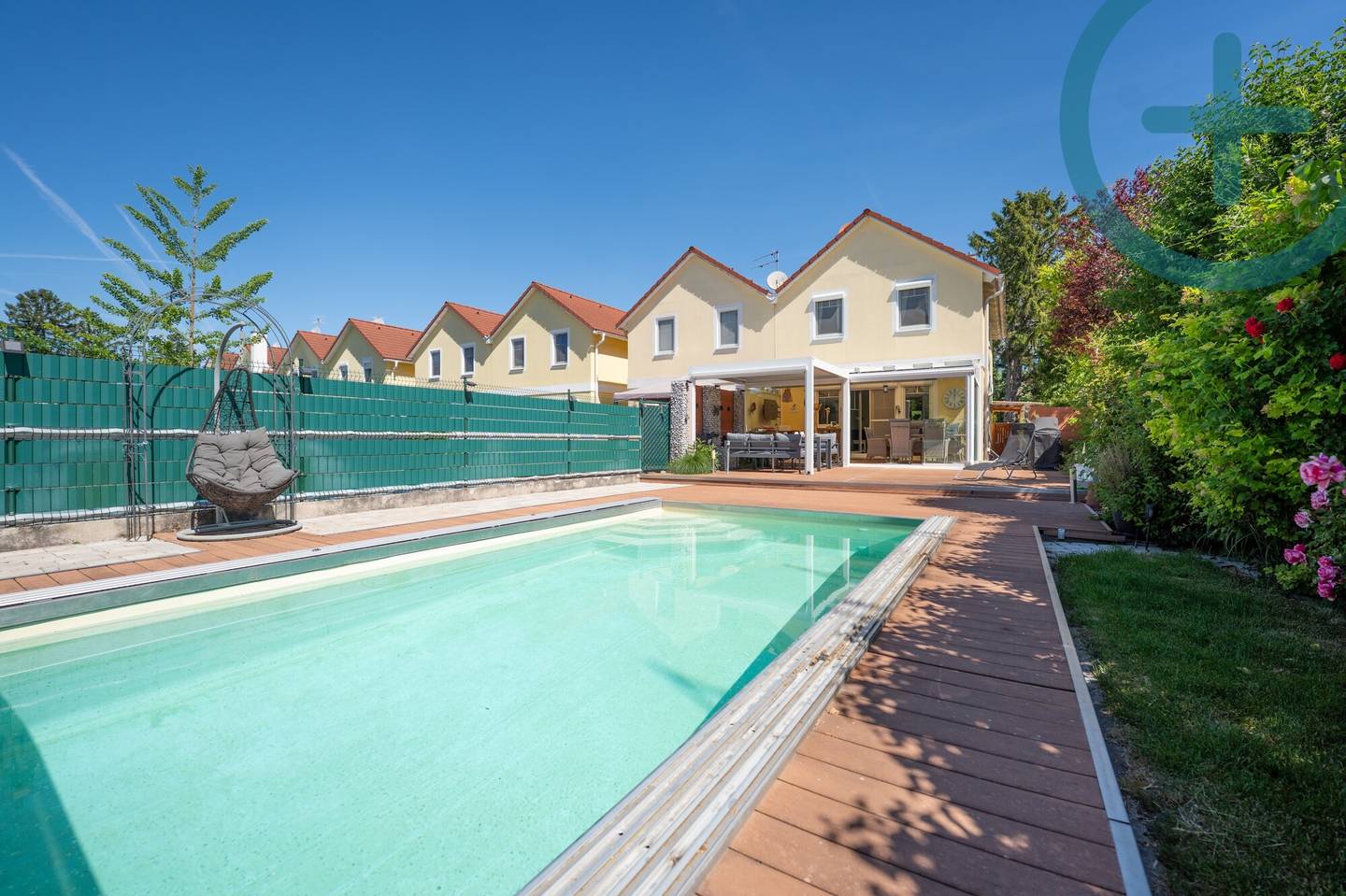 Wohnung mit privatem Pool und großzügigem Garten
