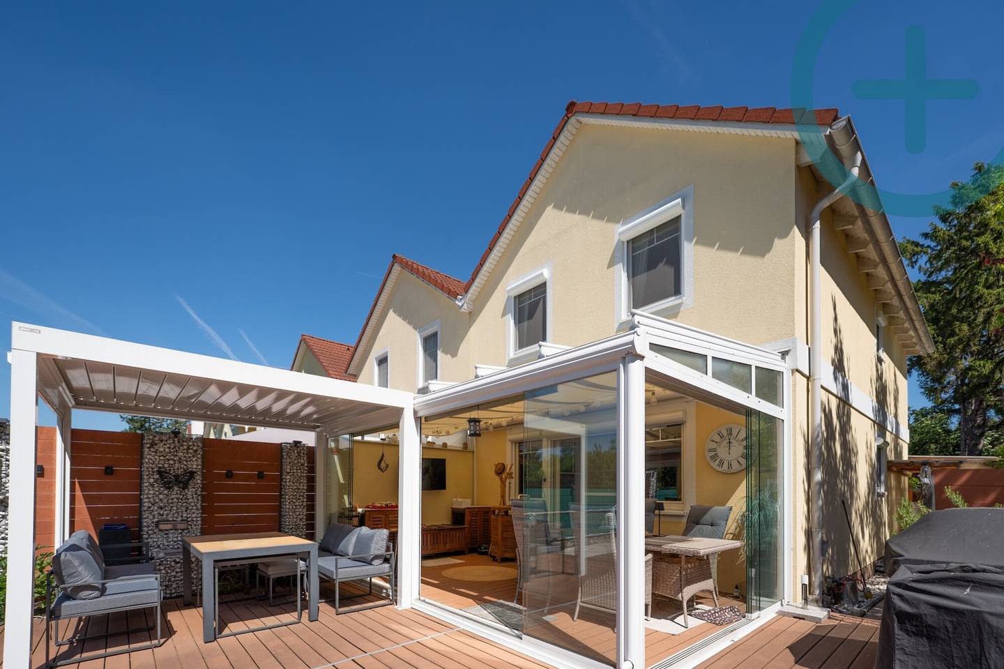 Wohnung mit privatem Pool und großzügigem Garten